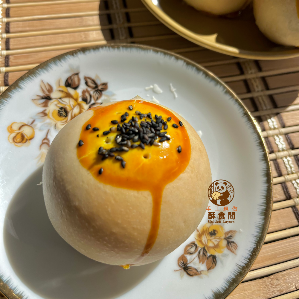 蛋黃酥鮮香（紅豆沙＋整顆鹹蛋黃） Flaky Pastry with Red Bean & Whole Salted Egg Yolk 로즈 팥앙금 페이스트리＋통짜 소금달걀 노른자入り 로즈ペイストリー（小豆餡＋塩漬け卵黄）