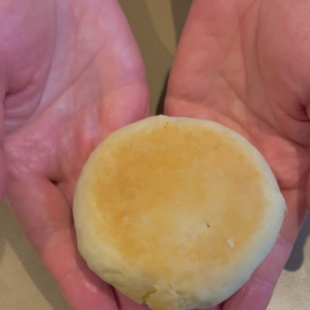 兩顆裝｜黃莊月餅（咸蛋黃餡）2 Pieces｜Huangzhuang Mooncake (Salted Egg Yolk Filling)  2개입｜황좡 월병 (짜지 않은 소금달걀 노른자 속) 2個入り｜黄荘月餅（塩卵黄あん）