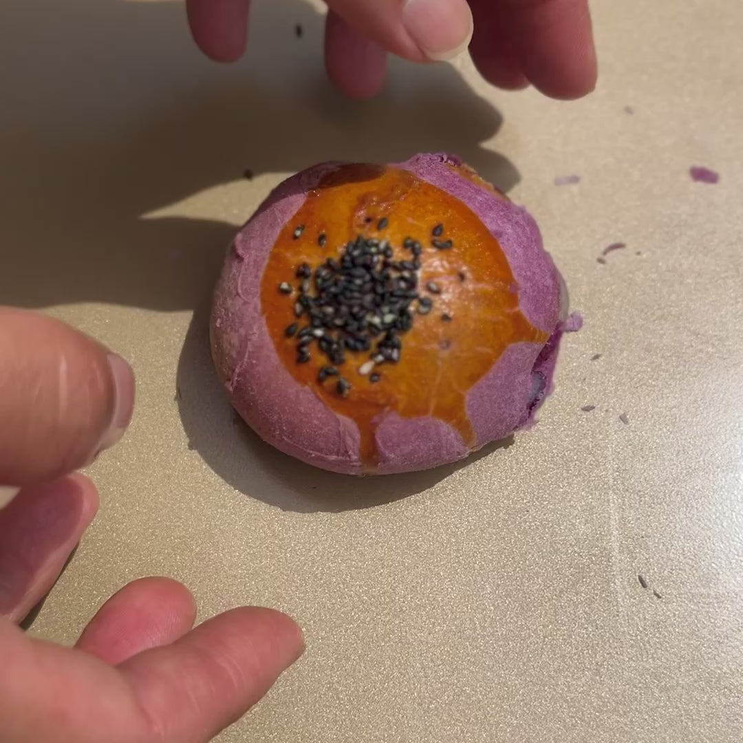 芋泥麻糬蛋黃酥 Taro Mochi Salted Egg Yolk Pastry 타로 모치 달걀노른자 페이스트리 タローモチ塩卵黄ペストリー